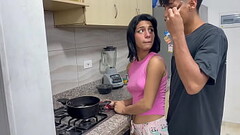 Mi peque&ntilde_a hermanastra quiere follar por primera vez en la cocina y le doy el mejor sexo de s Thumb