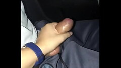 Mi alumna ninf&oacute_mana no se aguanta a llegar al motel y me jala la verga mientras manejo el aut Thumb