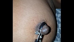 Gladis con pinzas y cadenas bdsm.. si eres voyeur y quieres participar deja comentarios con propuest Thumb