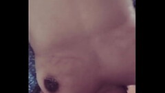 Terminando en sus tetas de mi esposa Thumb