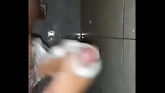 Se hace una paja mientras se est&aacute_ ba&ntilde_ando Thumb