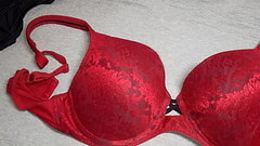 Me vine sobre el bra rojo usado de encaje de mi mejor amiga, le deje toda mi leche Thumb