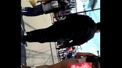 Un rico culito en la calle Thumb