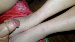 Milf takes cumshot on pretty feet Thumb