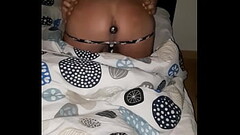 Se r&eacute_veiller et remuer comme une garce en string et un plug dans son petit trou Thumb