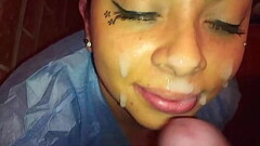 doctora traviesa le chupa la polla en el ba&ntilde_o, le acaba en su cara luego de meter su gran pol Thumb