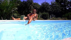 mec muscl&eacute_ se branle au bord de la piscine plan large, Thumb