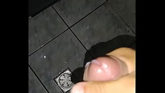 Batendo uma punheta gostosa no banheiro Thumb