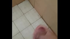 Joven se toca en el ba&ntilde_o, (Y se viene mucha leche) Thumb