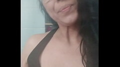 Mujer meando en el ba&ntilde_o de su casa Thumb