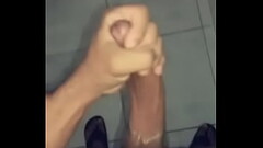Batendo punheta e gozando no banho Thumb