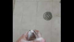 chico de 18 se masturba en la ducha Thumb