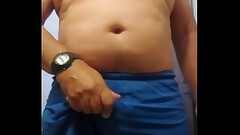 Pajita ma&ntilde_anera en el ba&ntilde_o, mirando porno Thumb