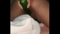 Jovencita de 23 a&ntilde_os tocandose con un pepino, muy caliente Thumb