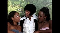 Ladies man has his dick sucked by two eager sluts in bed Thumb