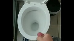 Novinho de SP gemendo e gozando na privada Thumb
