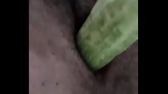 Em trang 97 thủ d&acirc_m bằng dưa chuột Thumb