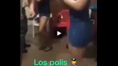 VENEZOLANAS BAILANDO CON POLICIASS PERUANOS ANTE DE SER CULEADAS Thumb