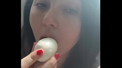 Mimi metendo um ovo cocido na buceta ate gozar Thumb