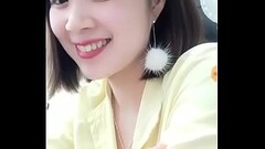 Em g&aacute_i Đăng Quang Watch cố t&igrave_nh để lộ bầu ngực Thumb