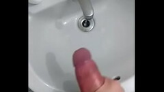 Novinho batendo punheta e gozando Thumb