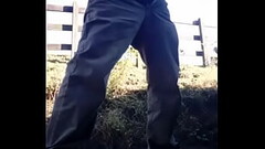Pe&atilde_o dotado batendo punheta na fazenda Thumb