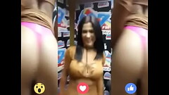 Mostrando su tanguita rosa Thumb
