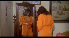 Edwige Fenech vistiendose Thumb