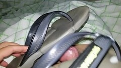 Punheta confort&aacute_vel e macia usando a del&iacute_cia da Havaianas Power Thumb