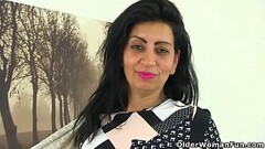 English milf CandyLips peels off her leggings and plays Thumb