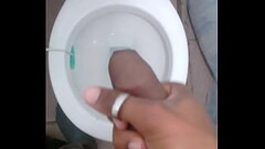 Batendo Uma No Banheiro Do Trabanho...! Quem quer leite ?? Thumb